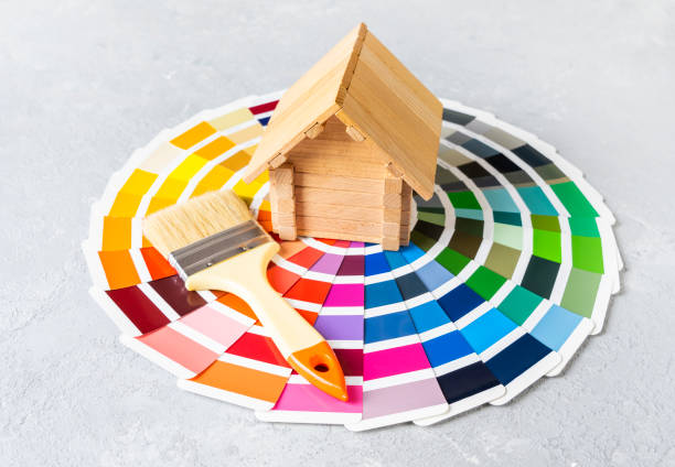 pintando o conceito de reforma da casa ou da casa com casinha de madeira e pincel no catálogo da paleta de cores. - ral - fotografias e filmes do acervo