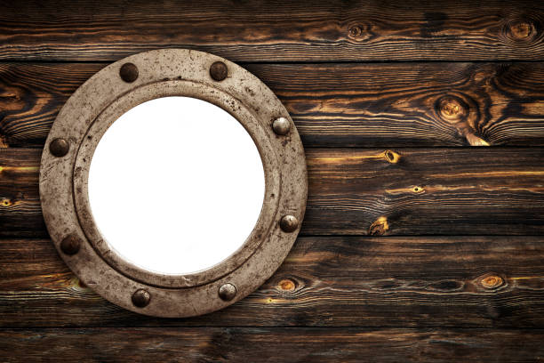 vecchia finestra vuota dell'oblò su sfondo di legno - porthole foto e immagini stock