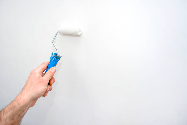 la main de l’homme peignant le mur avec un rouleau. - paint roller copy space action adult photos et images de collection