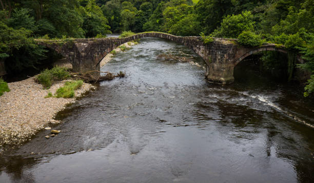 cromwells-brücke im ribble valley, lancashire. alte steinbrücke über den fluss hodder - ribble stock-fotos und bilder