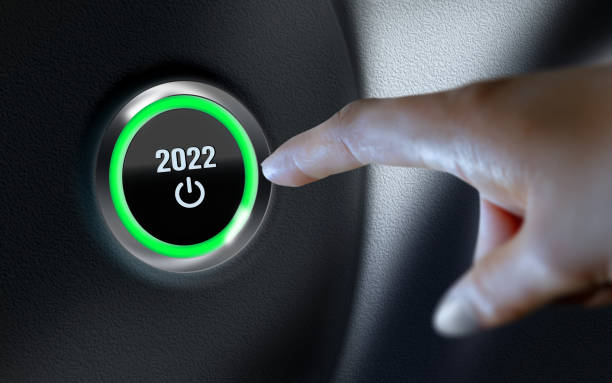 2022 título sobre el botón de inicio del automóvil en el tablero de instrumentos - human hand digitally generated image energy green fotografías e imágenes de stock