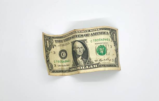 un billet de 1 $ avec quelques plis. - small group of objects photos et images de collection