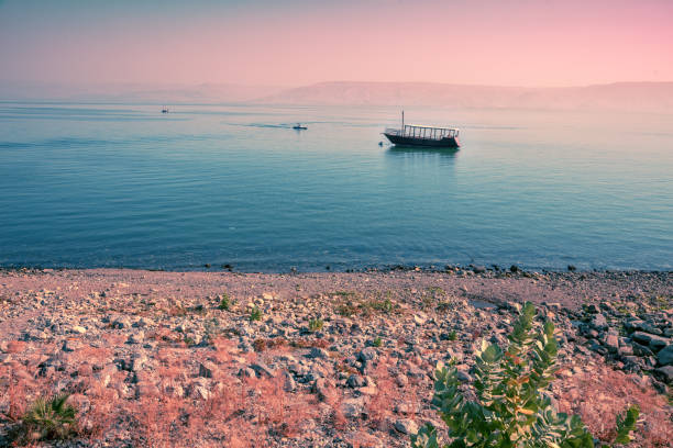 朝のガリラヤの美しい海。日の出前の時間 - lake tiberius ストックフォトと画像