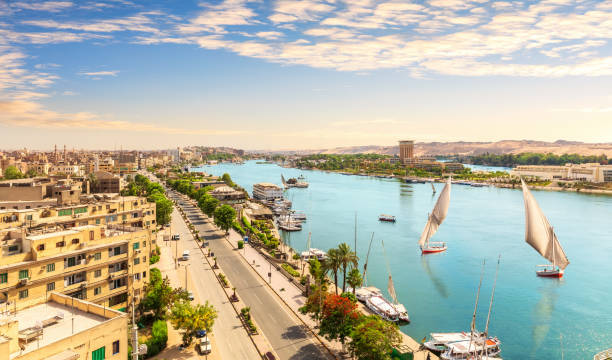 panorama von assuan und dem nil mit segelbooten, luftaufnahme, ägypten - felucca boat stock-fotos und bilder