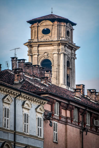 turm des königshauses von savoyen in der region piemont, turin, italien - palazzo reale turin stock-fotos und bilder