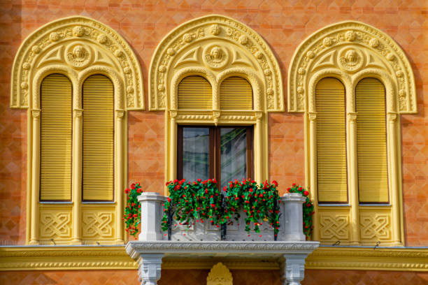 балкон с цветами в нови-саде - ancient past arch natural arch стоковые фото и изображения
