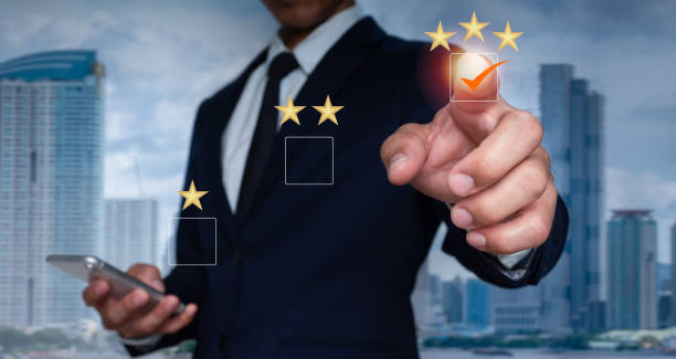 A guy points with finger and selects a three-star emoji to display on the virtual screen. A survey, poll,or questionnaire designed to gather information about user experience or customer satisfaction. un chico señala con el dedo y selecciona un emoji de tres estrellas para mostrar en la pantalla virtual. una encuesta, sondeo o cuestionario diseñado para recopilar información sobre la experiencia del usuario o la satisfacción del cliente.