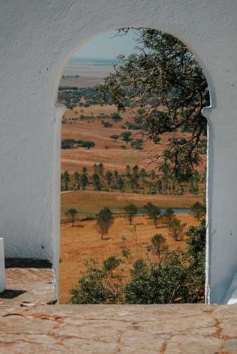 Hermoso marco de la puerta con vista al paisaje del campo photo