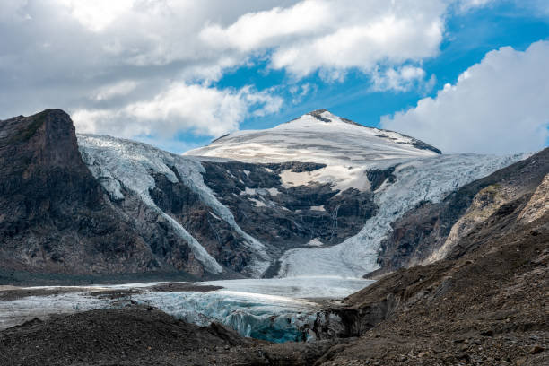 glaciar pasterze en la montaña grossglockner, la montaña más alta de austria - moraine fotografías e imágenes de stock