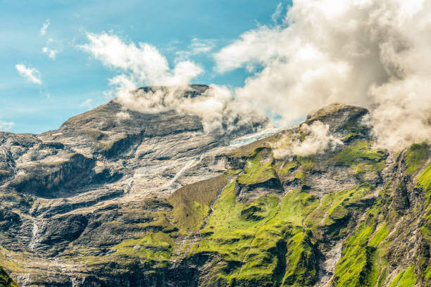 オーストリアで最も高い山、グロスグロックナー山周辺のハイキング - mountain rock sun european alps ストックフォトと画像