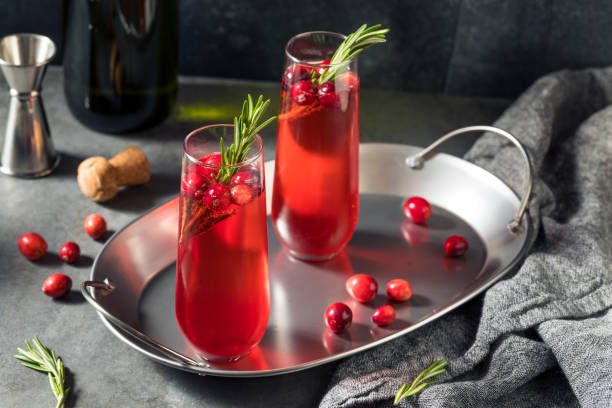 boozy holiday cranberry champagne poinsettia cocktail - cranberry juice imagens e fotografias de stock