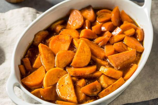 homemade thanksgiving candied yams - sweet potato imagens e fotografias de stock