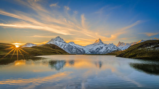 восход солнца в бахальпсее - швейцария - monch summit nature switzerland стоковые фото и изображения