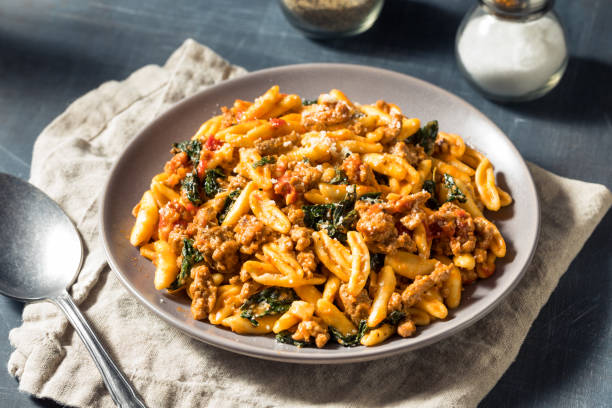 jantar caseiro de macarrão cavatelli - cavatelli - fotografias e filmes do acervo