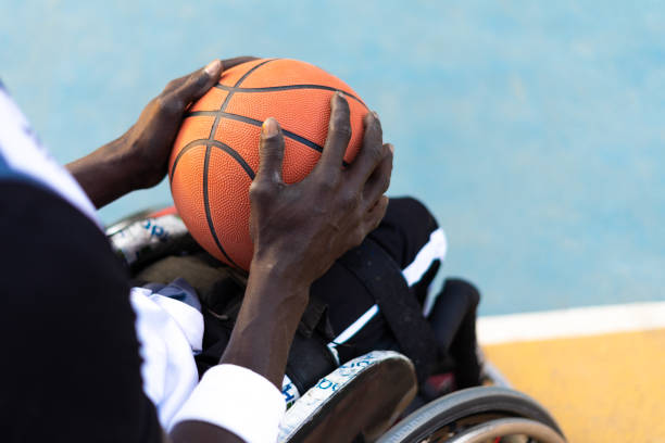angaben zum querschnittsgelähmten basketballspieler - men chair wheelchair sport stock-fotos und bilder