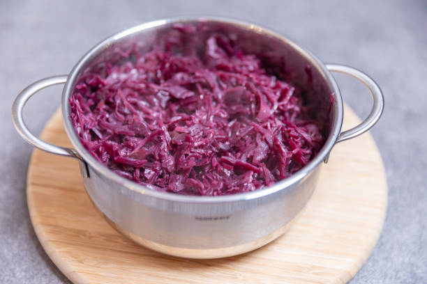 cocinar col roja en una olla - col lombarda fotografías e imágenes de stock