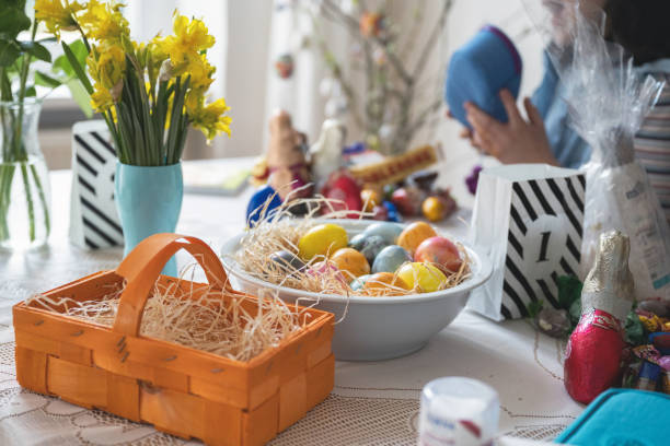 uova di pasqua colorate e dolci sul tavolo di pasqua - breakfast easter yellow easter egg foto e immagini stock