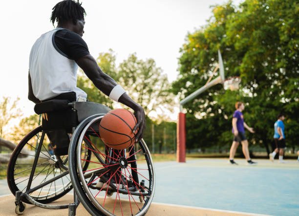парализованный баскетболист в инвалидной коляске ждет игры. - physical impairment athlete sports race wheelchair стоковые фото и изображения