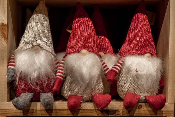 trzy świąteczne krasnoludki z długimi białymi brodami. - kati zdjęcia i obrazy z banku zdjęć