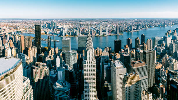 vista aérea del upper east side nyc - edificio chrysler fotografías e imágenes de stock