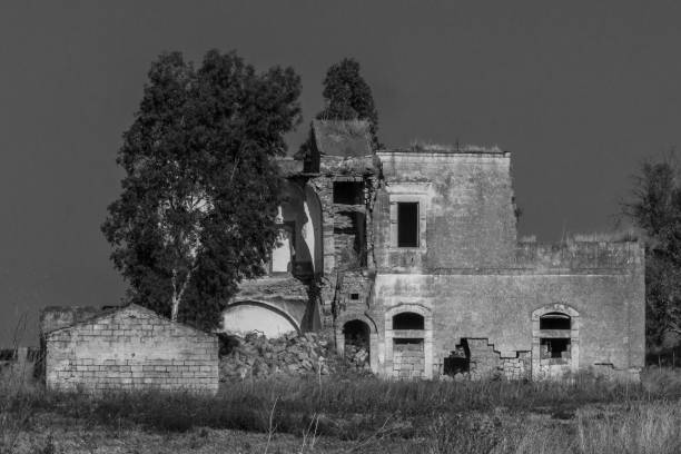 istock Old abandoned construction in apulia's land 1355366279