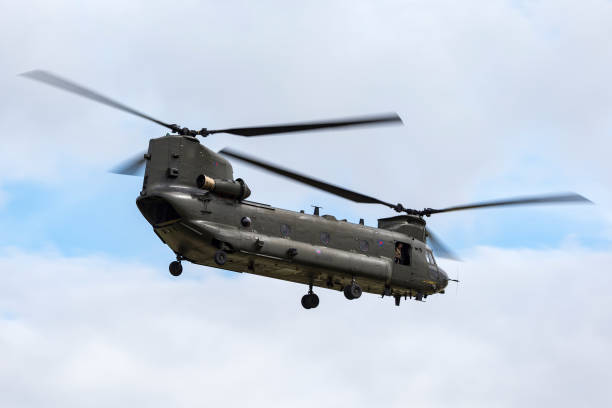 イギリス空軍ボーイングチヌークhc.2ヘリコプターは、rafワディントンを出発します。 - military airplane helicopter military boeing vertol chinook ストックフォトと画像