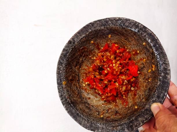 sambal ulek / pasta de chile crudo - mortar and pestle condiment isolated food fotografías e imágenes de stock