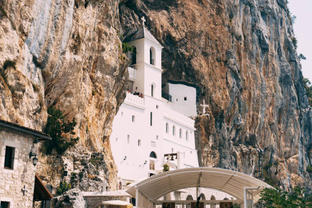 fachada del monasterio de ostrog en la roca. montenegro - ostrog fotografías e imágenes de stock