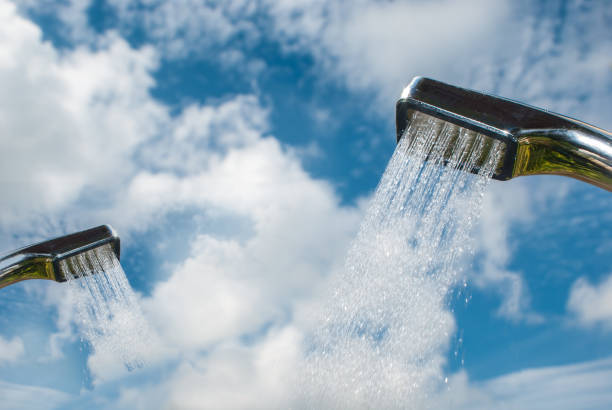 gros plan d’une douche avec de l’eau qui coule, des gouttelettes d’eau rafraîchissantes. sur un fond de ciel bleu flou - 3692 photos et images de collection