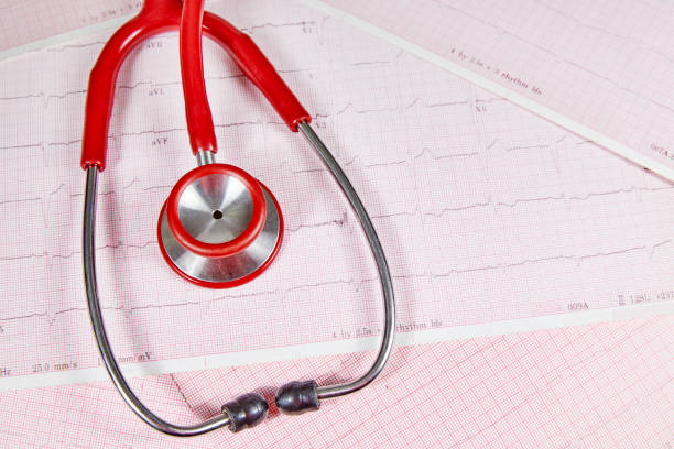 rapporto ecocardiografo anormale con uno stetoscopio rosso - human heart pulse trace heart valve cardiac conduction system foto e immagini stock