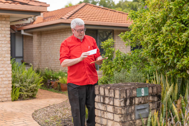 シニアマンは、メールのために彼のレターボックスをチェックします - mail mailbox senior adult cheerful ストックフォトと画像