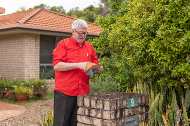 シニアマンは、メールのために彼のレターボックスをチェックします - mail mailbox senior adult cheerful ストックフォトと画像