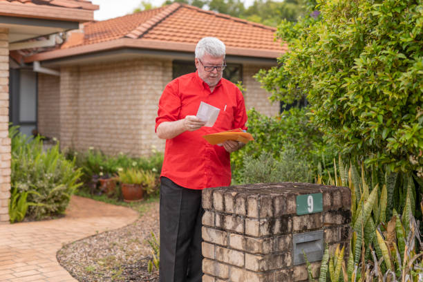 シニアマンは、メールのために彼のレターボックスをチェックします - mail mailbox senior adult cheerful ストックフォトと画像