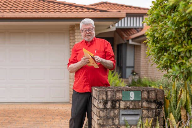 シニアマンは、メールのために彼のレターボックスをチェックします - mail mailbox senior adult cheerful ストックフォトと画像