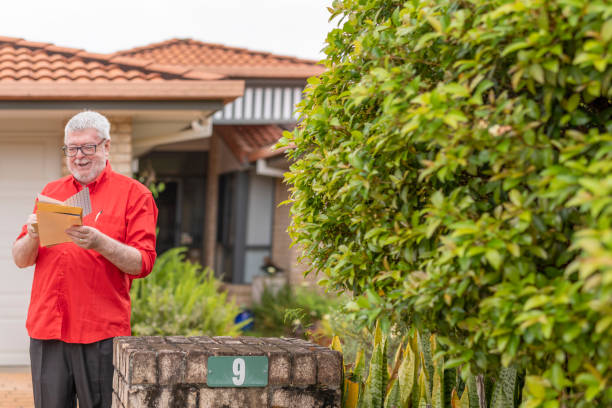 シニアマンは、メールのために彼のレターボックスをチェックします - mail mailbox senior adult cheerful ストックフォトと画像