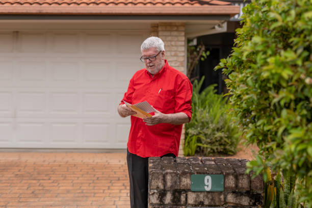 シニアマンは、メールのために彼のレターボックスをチェックします - mail mailbox senior adult cheerful ストックフォトと画像