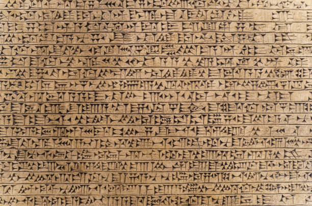 babylonischer historischer schreibhintergrund. antike hieroglyphen der sumerischen und babylonischen zivilisationen. archäologische objekte und antiquitäten - hieroglyphenschrift fotos stock-fotos und bilder