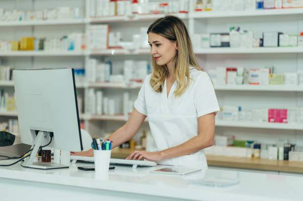 retrato de una hermosa farmacéutica que trabaja en una farmacia - note pad medicine healthcare and medicine pharmacy fotografías e imágenes de stock