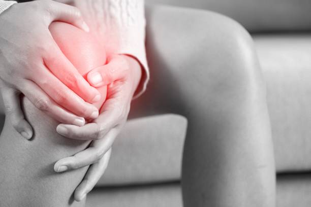 people with osteoarthritis of the knee should be treated appropriately. currently, there is a method to replace the skin of the artificial knee joint. - massaging alternative medicine headache women imagens e fotografias de stock