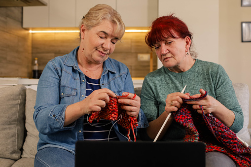senior learn to knit online
