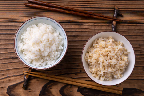 arroz integral y arroz blanco - brown rice fotos fotografías e imágenes de stock