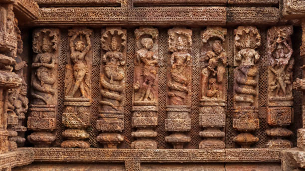 Temple platform of Jagamohana carved with erotic couples, young women flaunting their beauty in poses, nagas, vyalas, soldiers, elephants, court scenes and from daily life. Sun Temple Konark, Odisha, India. plataforma del templo de jagamohana tallada con parejas eróticas, mujeres jóvenes que hacen alarde de su belleza en poses, nagas, vyalas, soldados, elefantes, escenas de la corte y de la vida cotidiana. templo del sol konark, odisha, india.