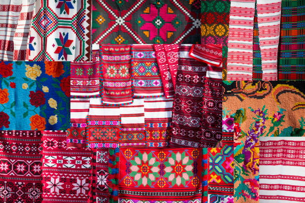 asciugamani ricamati slavi. modelli etnici nazionali ucraini o bielorussi sul tessuto. - needlecraft product embroidery cross stitch flower foto e immagini stock
