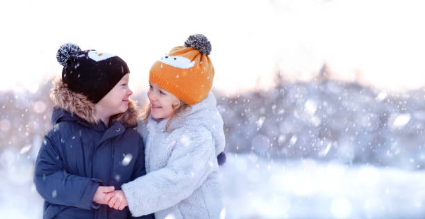 ein kleiner junge und ein mädchen im wald - winter family child snow stock-fotos und bilder
