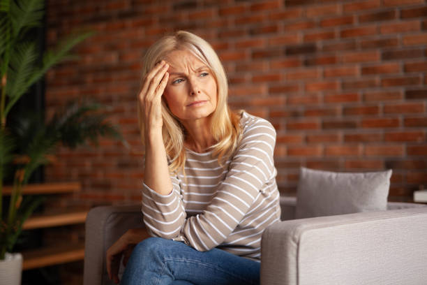 retrato de una mujer de negocios cansada. dolor de cabeza en una persona mayor. errores y problemas en el trabajo - old senior adult women tired fotografías e imágenes de stock