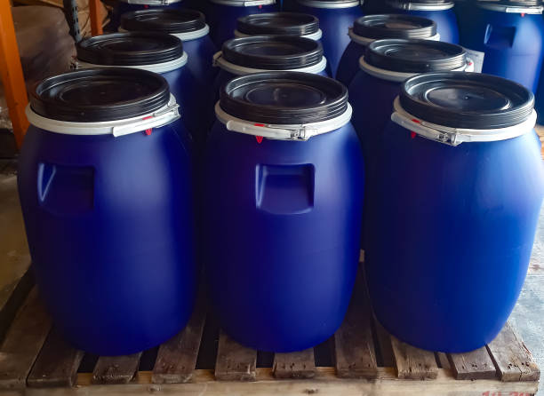 Small blue drums: 50kg placed on wooden pallet