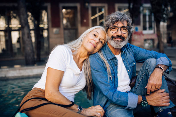 retrato de una feliz pareja madura disfrutando de sus románticas vacaciones en barcelona - 60 65 años fotografías e imágenes de stock