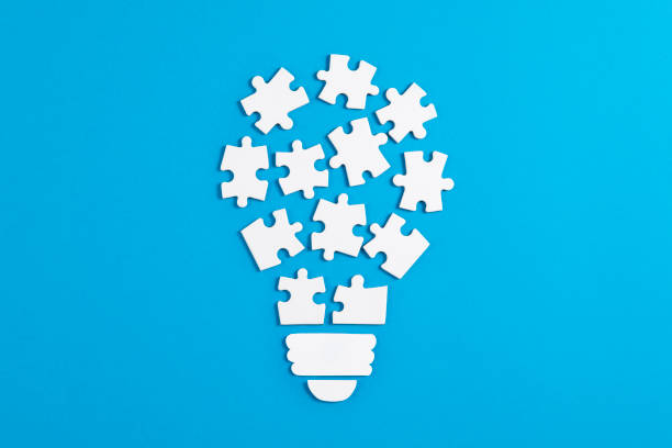 idea light bulb puzzle on blue background - jigsaw puzzle puzzle finishing white imagens e fotografias de stock