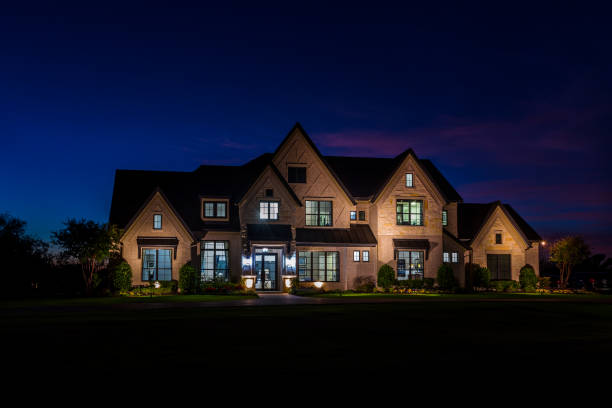 bureau communautaire de luxe grand homes illuminé la nuit - southern mansion photos et images de collection