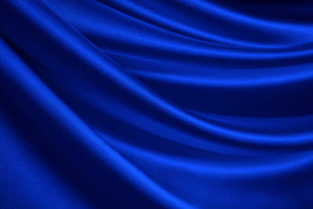 네이비 블루 실크 사틴. 부드럽고 물결 모양의 주름. 반짝이는 직물 표면. 디자인용 복사 공간이 있는 고급 배경. - satin blue dark textile 뉴스 사진 이미지